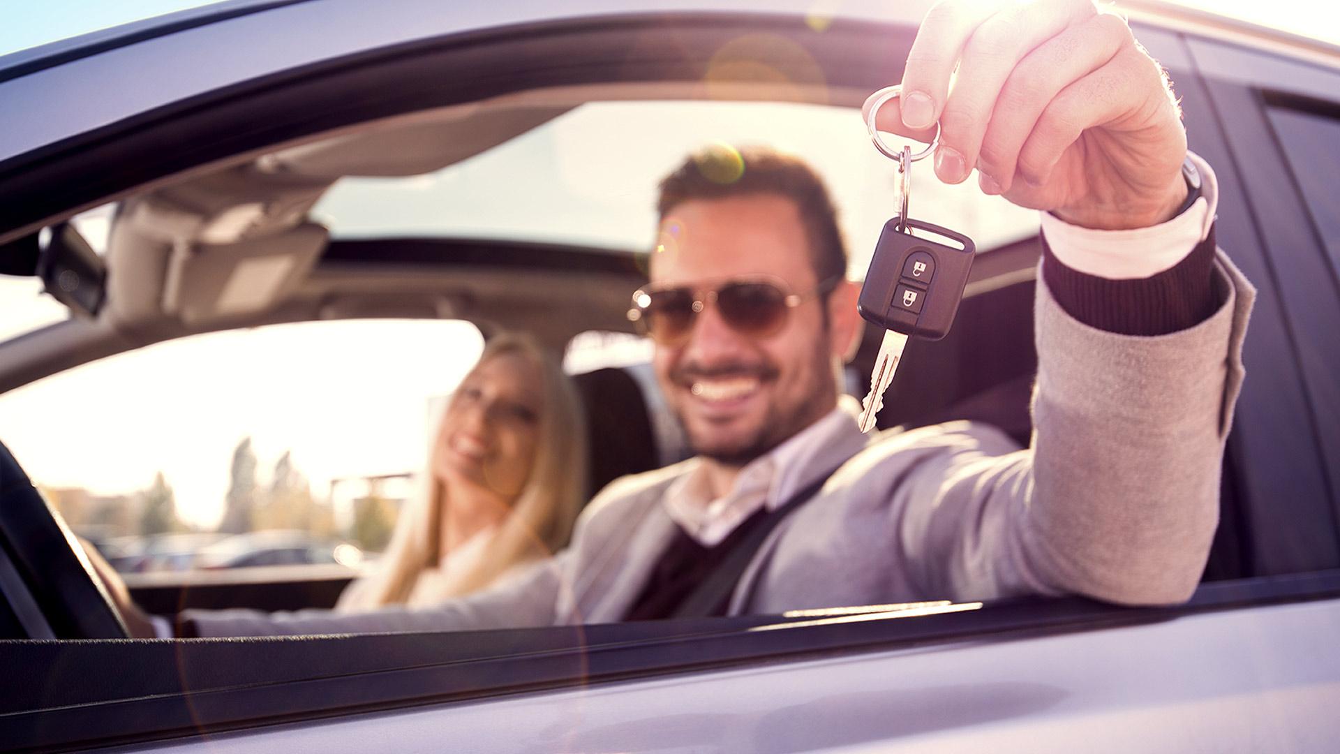 1920x1080-Guide-Acheter-ou-louer-mon-auto-Couple-interieur-voiture-cles.jpg