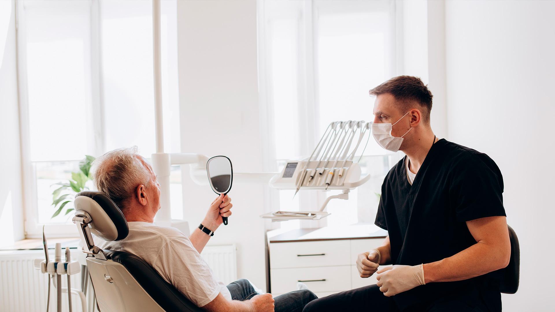 1920x1080_assurance_vie_sante_dentaire_homme_dentiste_1.jpg