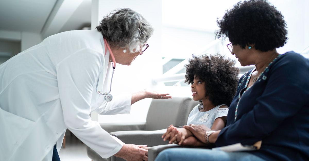 1200X628-Bien-comprendre-assurance-sante-dentaire-Medecin-mere-fille.jpg