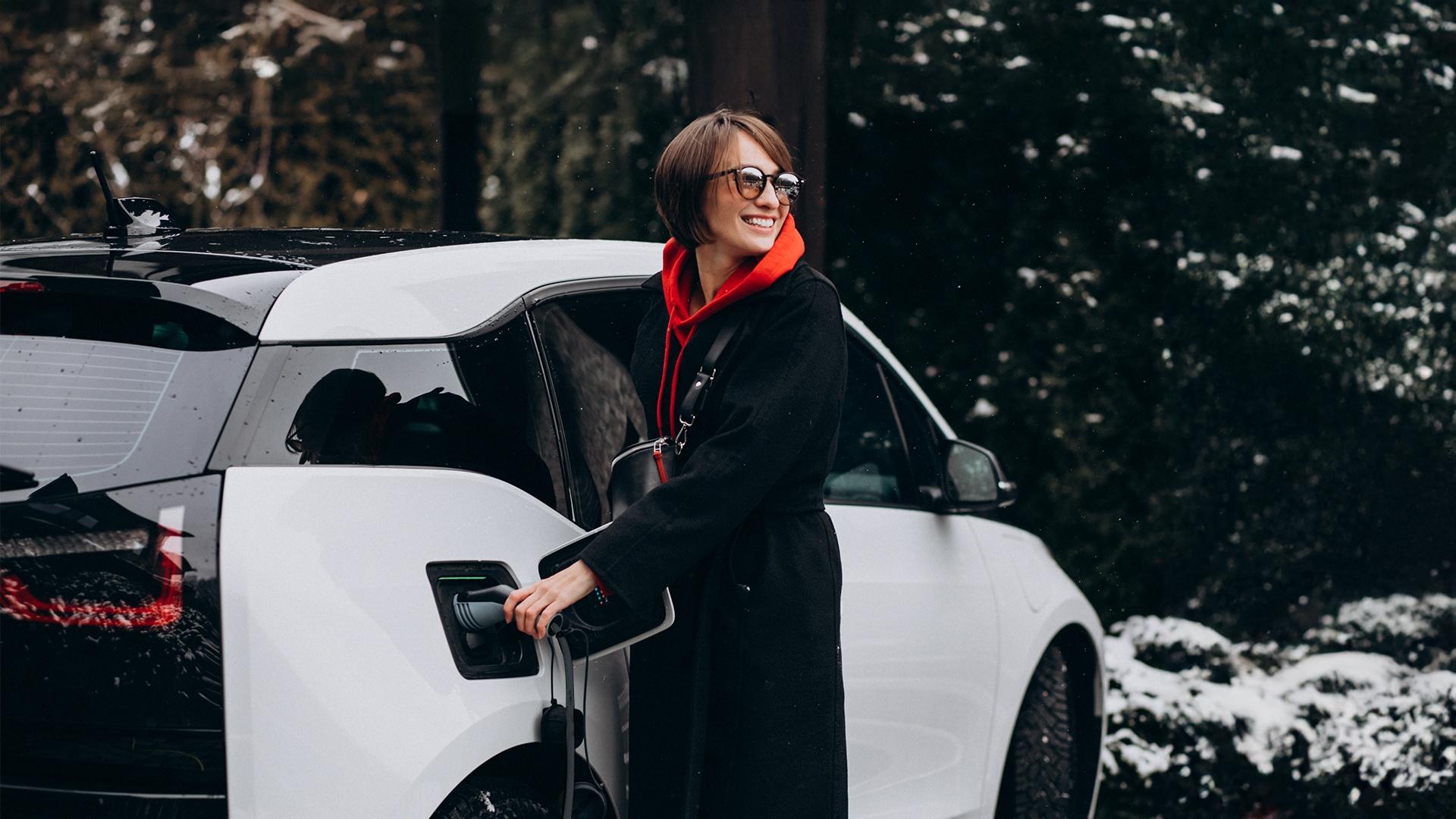 1800X695-Essais-routiers-VE-CAA-Quebec-Femme-cellulaire-charge-VE.jpg