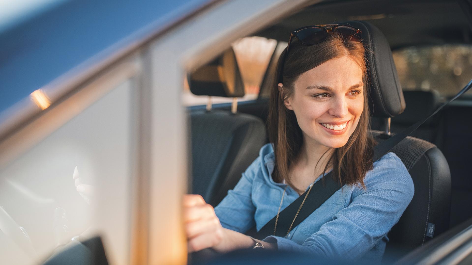 1920X1080-assurer-vehicule-femme-volant.jpg