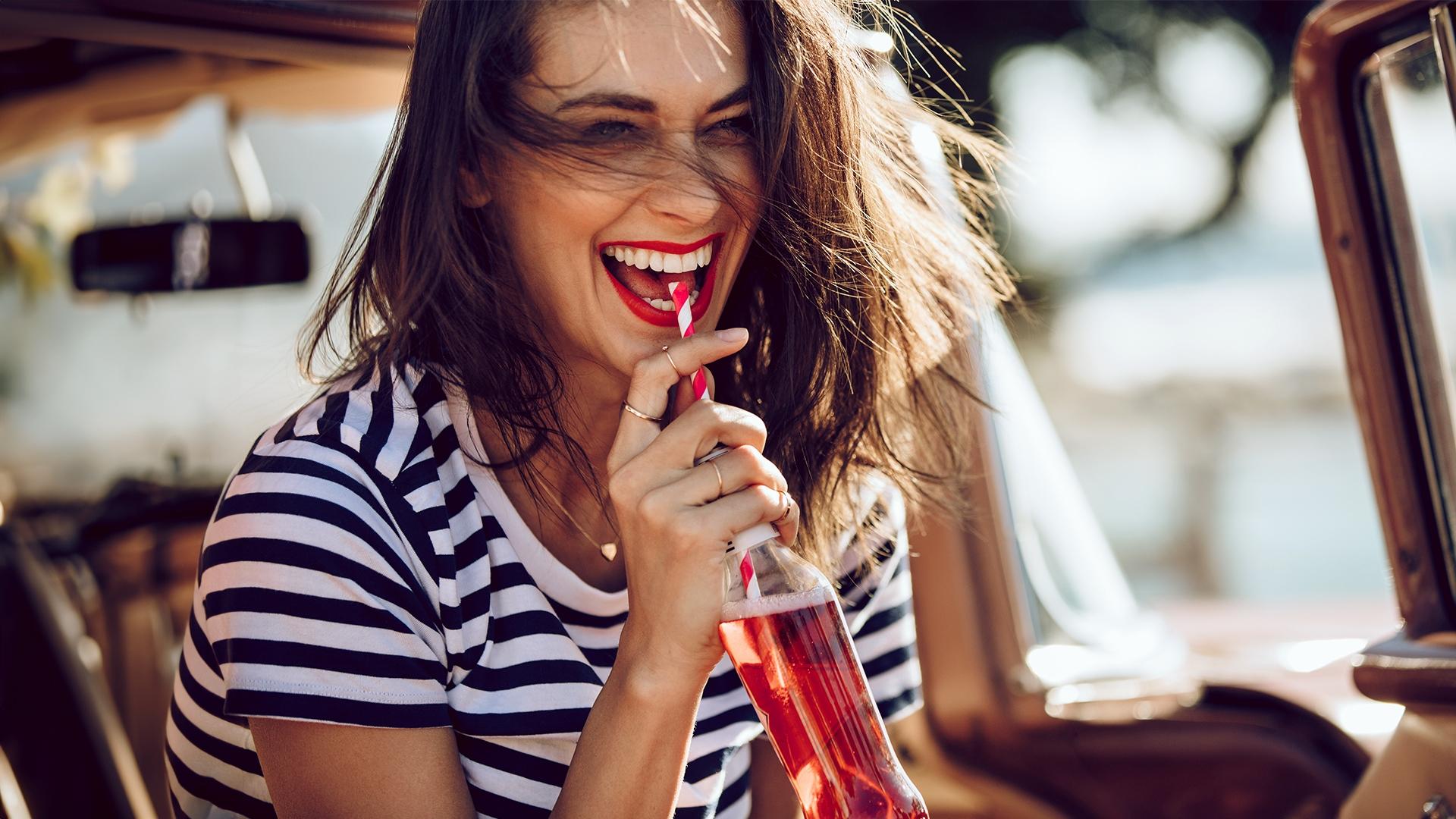 1920x1080-Rabais-Dollars-Femme-sourire-boisson-gazeuse.jpg